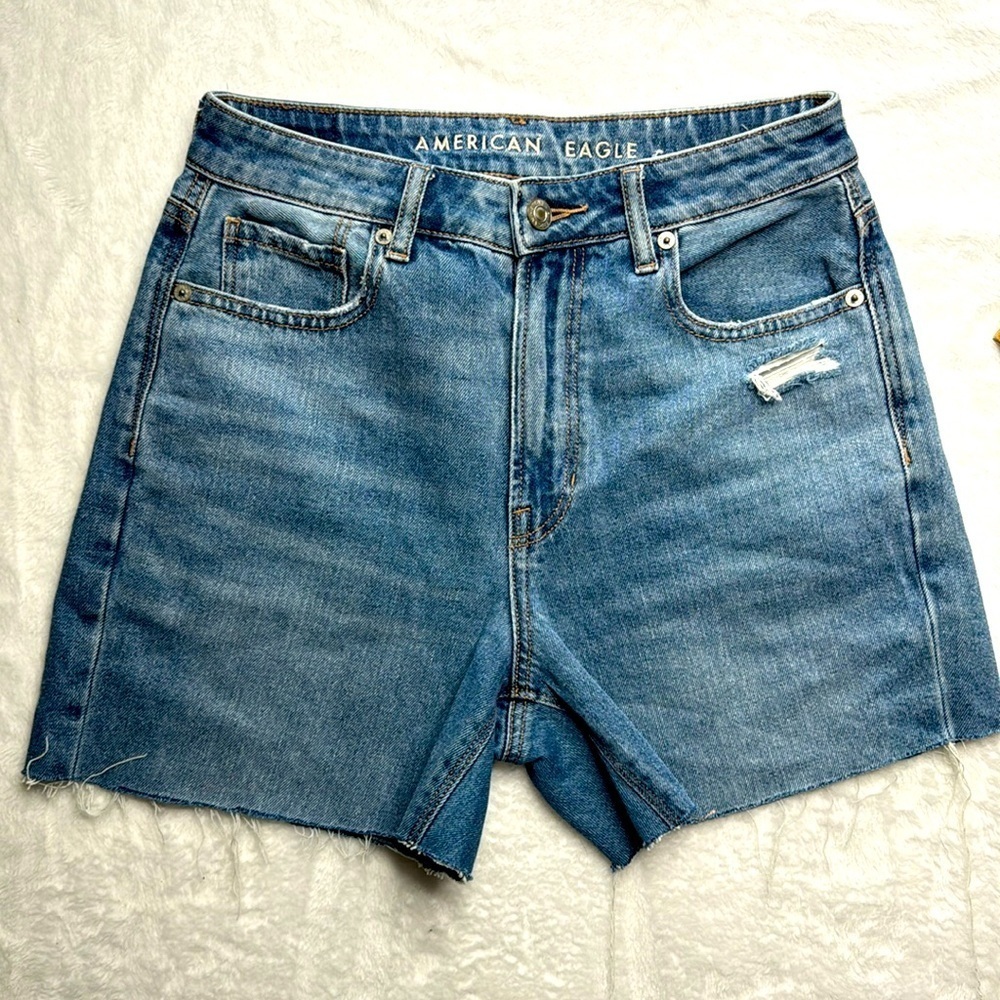 American Eagle Mom Jean denim cut off Jean shorts size 2 stretchy distressed